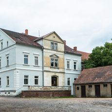 '''Herren- oder Pächterhaus''', mit Anbau, zwei Wirtschaftstrakte über L-förmigem Grundriss, ehemalige Molkerei, Stall- und Remisengebäude (zum Wohnhaus umgebaut), Scheune, Gartenhaus, dazu die das gesamte Gelände umgebende Einfriedungsmauer (Ei