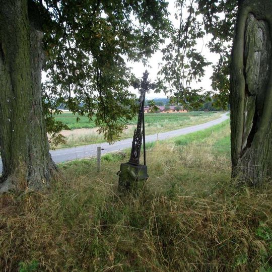 Kříž severovýchodně od Bácovic u křižovatky