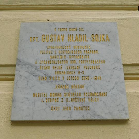Pamětní deska Gustava Hladila - Sojky v Mánesově ulici v Praze