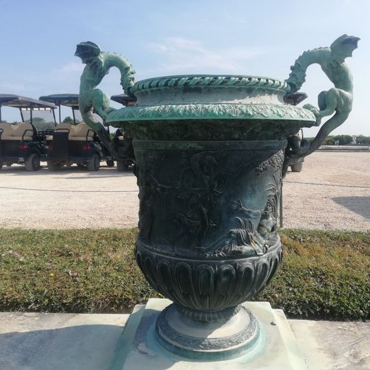 Vase aux anses formées d’un dragon