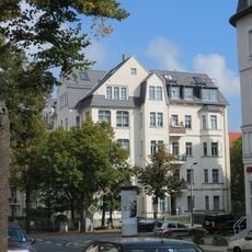Mietshaus in ehemals geschlossener Bebauung in Ecklage, mit Vorgarten und Einfriedung Walter-Oertel-Straße 36