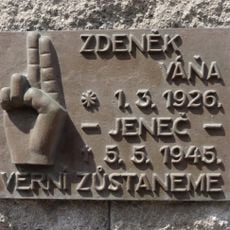 Pamětní deska na bráně areálu ZŠ v Jenči