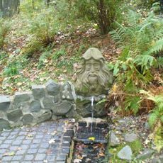 Plastika Strážce pramene poblíž pramene Žába v Kamenickém Šenově