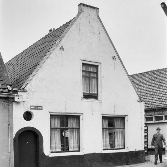 Pand met gepleisterde topgevel