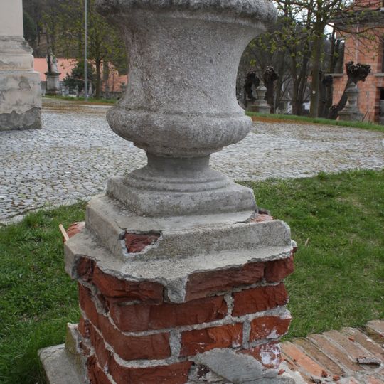 Ohradní zeď s vázami u kostela sv. Jana Křitele v Náměšti nad Oslavou