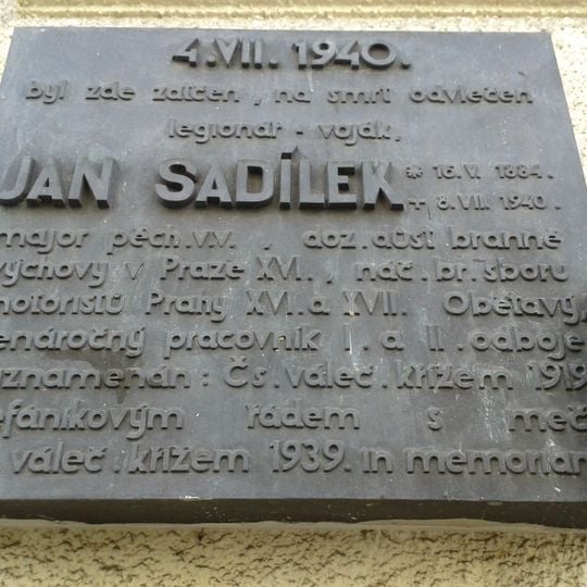 Pamětní deska Jana Sadílka na domě Preslova 652/19 na Smíchově