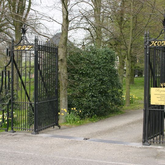 Smeedijzeren inrijhek met naam buitenplaats. Lodewijk XVI trant