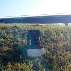 Pomník jižně od Šlovic u velké křižovatky