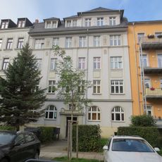 Mietshaus in geschlossener Bebauung mit Vorgarten Altendorfer Straße 12
