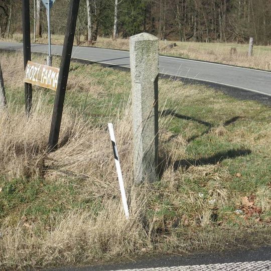 Milník na rozcestí v jižní části Lobendavy