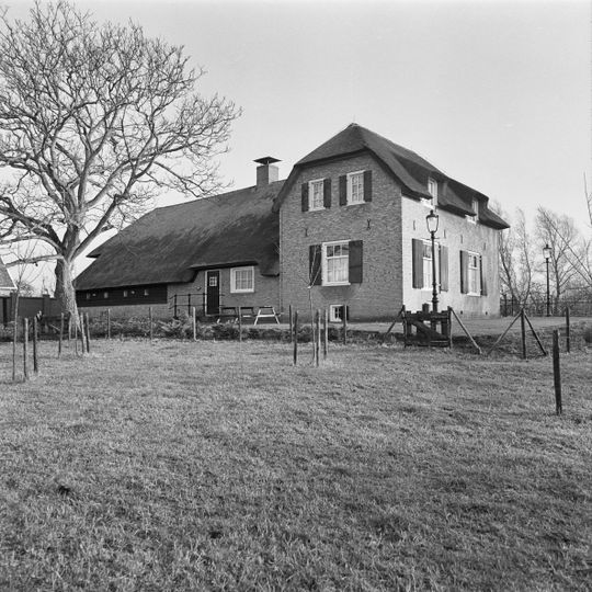 Gepleisterde hoeve met stal