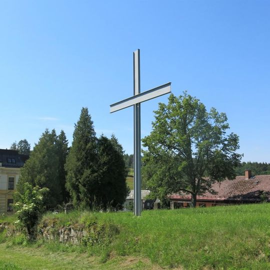 Kovový kříž na místě zničeného kostela v Brtníkách