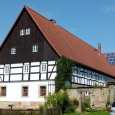 Dreiseithof mit Wohnstallhaus, Seitengebäude, Scheune und Hofmauer mit Pforte und Toreinfahrt Pirnaer Straße 19
