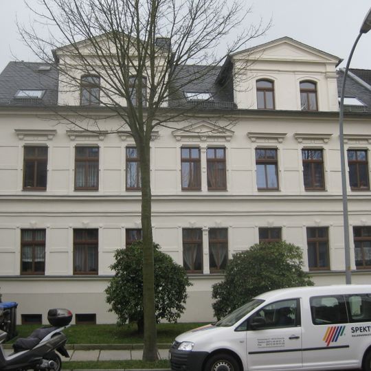Mietshaus in halboffener Bebauung mit Vorgarten Margaretenstraße 5