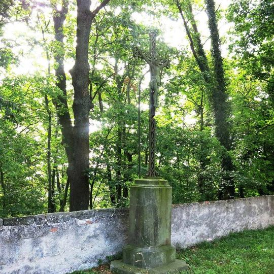Kříž u kostela v Klášteru Hradiště nad Jizerou