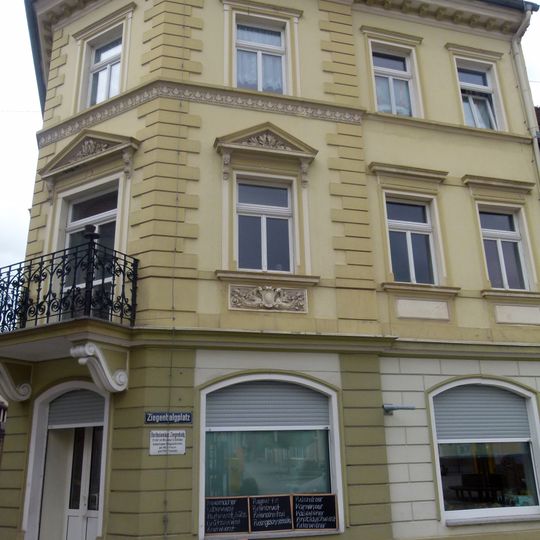 Wohnhaus mit Laden in Ecklage Robert-Koch-Straße 23