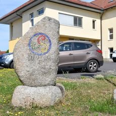 Stein mit Mosaik vor der Schule Gutau