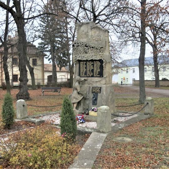 Pomník padlým na návsi v Luštěnicích