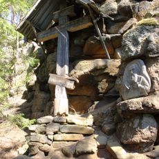 Деревянный крест над каменной пещерой Александра Свирского (Сортавальское г.п.)