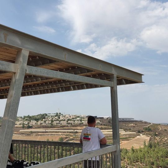 מרפסת תצפית בנויה מעל הדרך