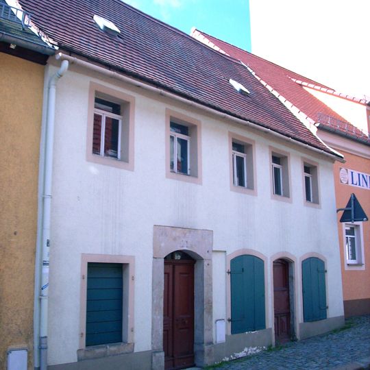 Wohnhaus in geschlossener Bebauung mit Laden Großröhrsdorfer Straße 4