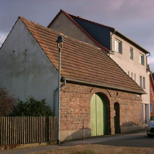 Torhaus eines Bauernhofes, dazu Anbau im Winkel Weinbergstraße 2