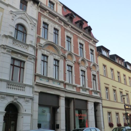Mietshaus mit Läden in geschlossener Bebauung Konsulstraße 3