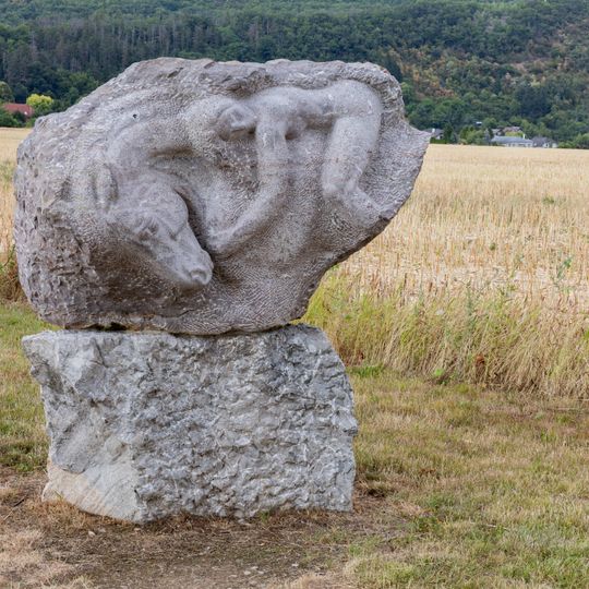 Plastika Zasněný mramor na Cestě mramoru v Dobřichovicích