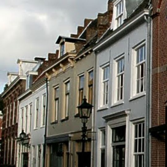 Huizen met eenvoudige gepleisterde lijstgevels met scheidsmuren van oudere datum