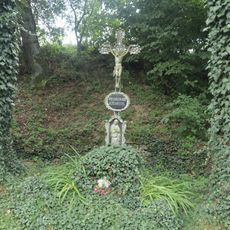 Křížek u stromů u Velkého Újezda