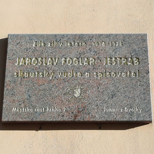 Pamětní deska Jaroslava Foglara v Korunní ulici v Praze