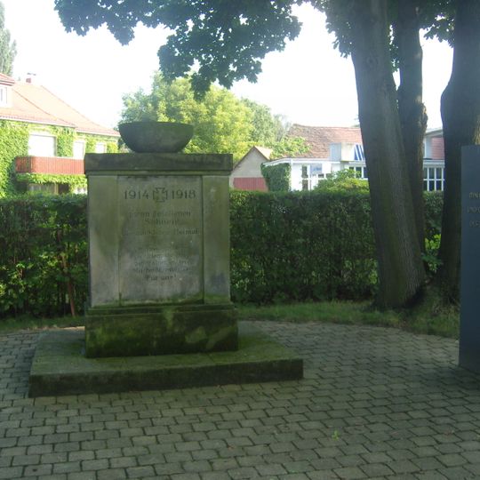 Denkmal für die Gefallenen des Ersten Weltkrieges, in parkähnlicher Anlage Dresdner Straße 17