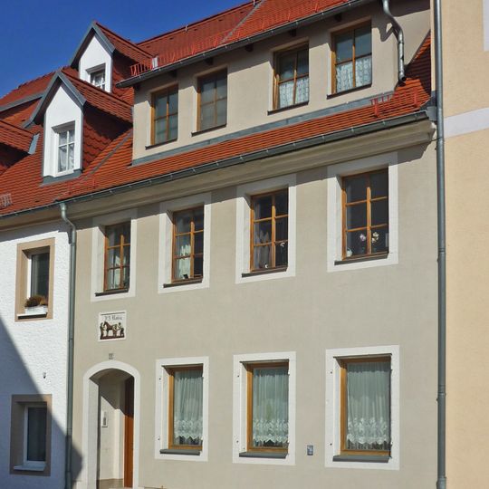 Wohnhaus in geschlossener Bebauung, am Haus Relief mit Schmiedeszene als Hausemblem Große Wassergasse 13