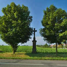 Kříž ve Slatinicích na okraji obce