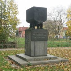 Pomník v Trmicíchu u dálnice