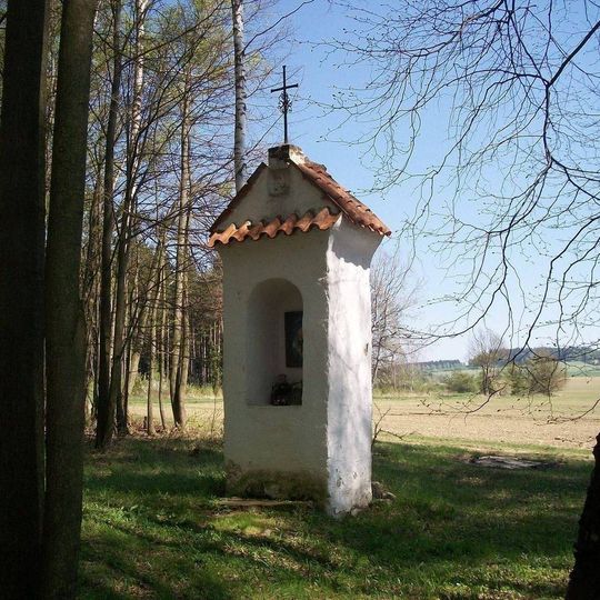 Kaplička jihozápadně od Pořína v lese