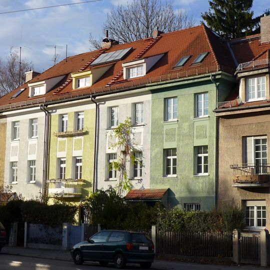 Symmetrisch komponierte Reihenhausgruppe