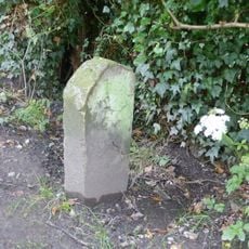 Macclesfield Canal distance marker at SJ 9325 7824