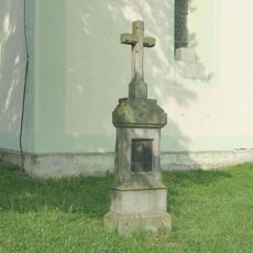 Kamenný kříž u kostela v Janovicích nad Úhlavou