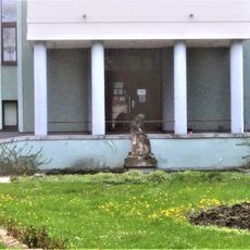 Socha u knihovny v Novém Bydžově