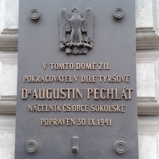 Pamětní deska Augustina Pechláta na domě Revoluční 1247/26 v Praze