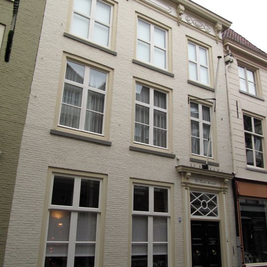 Huis met eenvoudige lijstgevel met lage bovenverdieping en kroonlijst met gesneden consoles uit midden xviii en schilddak