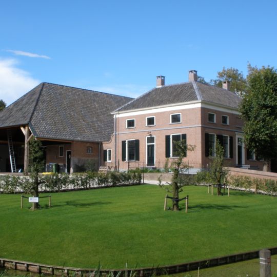 Boerderij Den Hoek: voorhuis, voorgevel, tussenlid, schuur