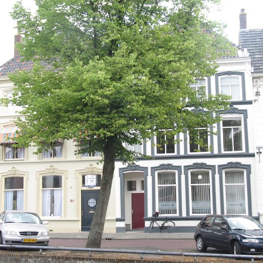 Pand met gepleisterde lijstgevel