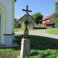 Kříž u kaple v Dehtářích