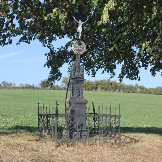 Kříž u silnice západně od Radošova