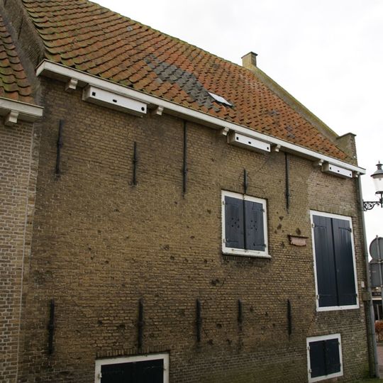 Pakhuis, aan drie zijden vrijgelegen