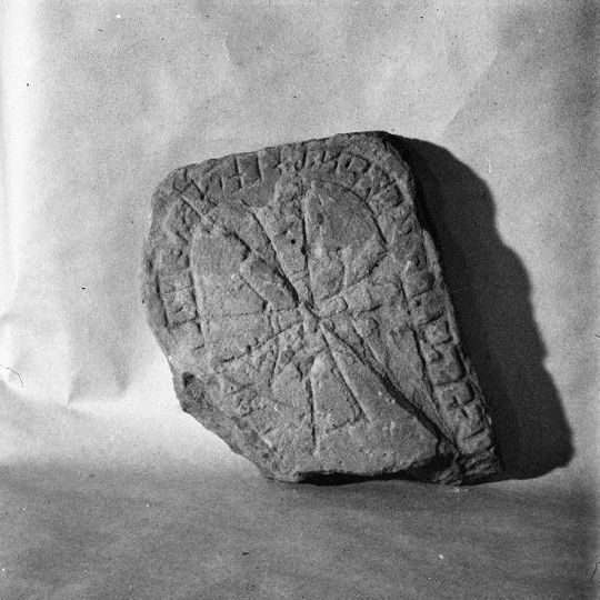 Uppland Runic Inscription 129