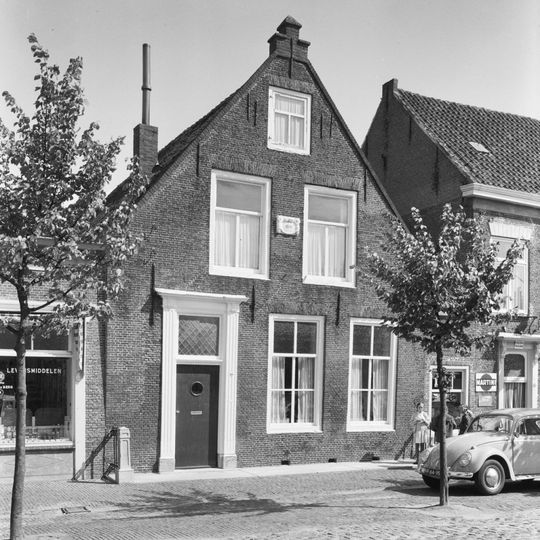 Pand met tuitgevel aan de voorstraat