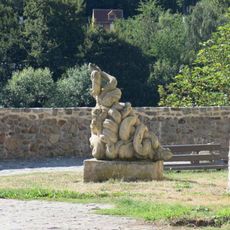 Kamenná plastika Had zajetí na parkánu v Kadani